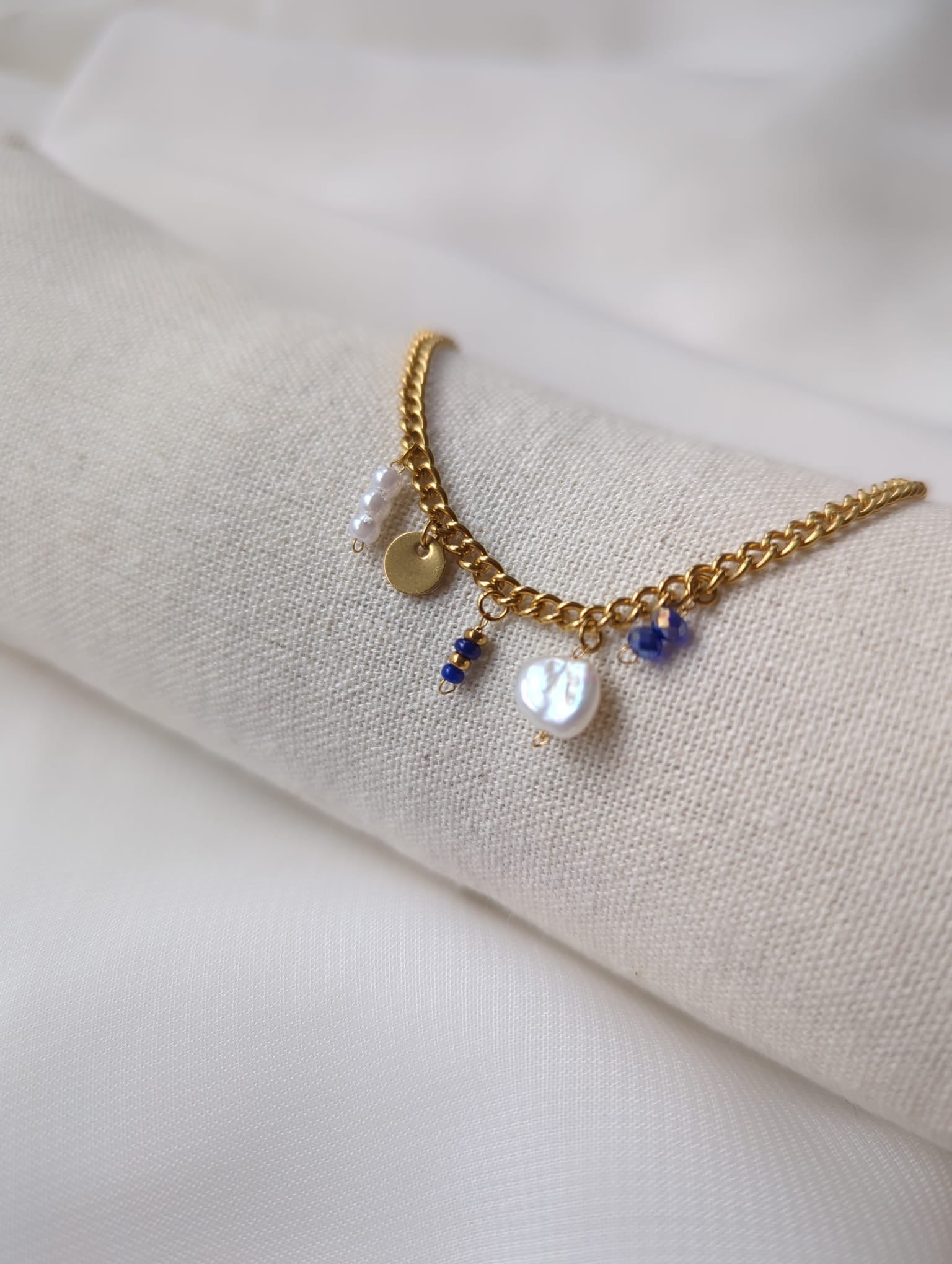 Bracelet doré en acier inoxydable avec breloques bleues et perle d'eau douce
