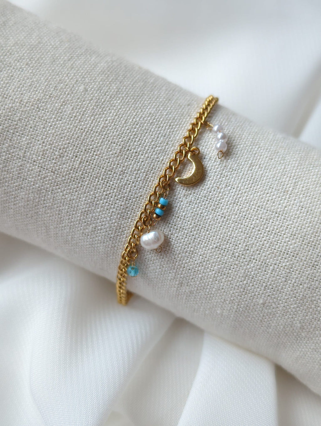 Bracelet doré en acier inoxydable avec breloques bleues clair et perle d’eau douce