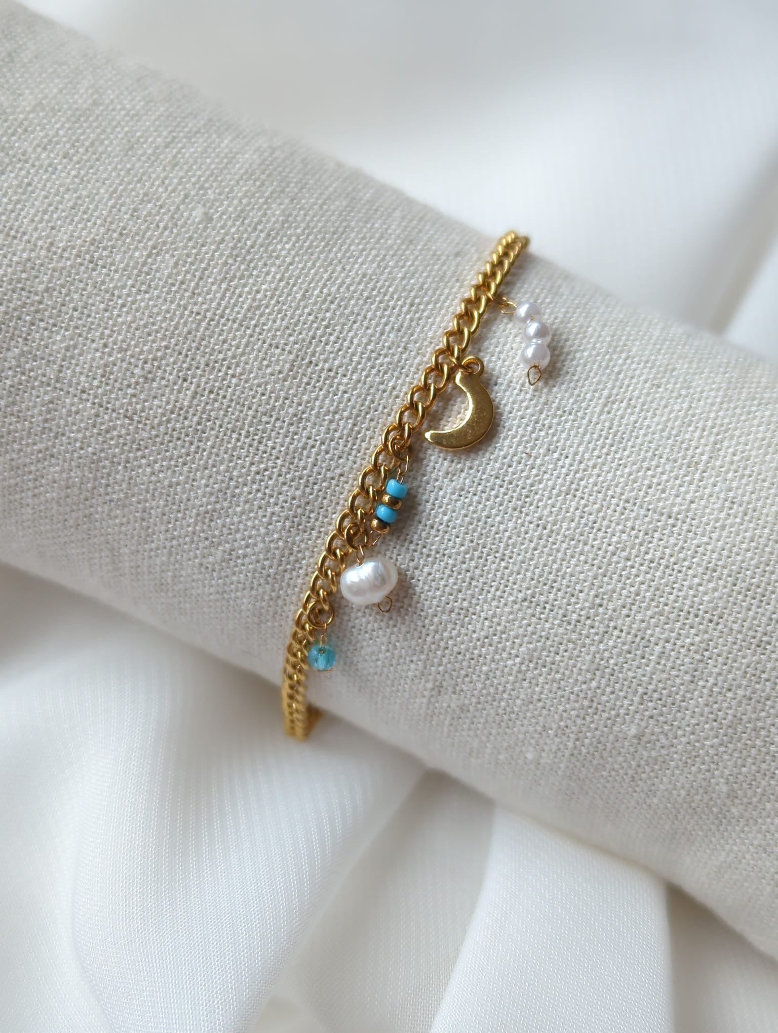 Bracelet doré en acier inoxydable avec breloques bleues clair et perle d’eau douce