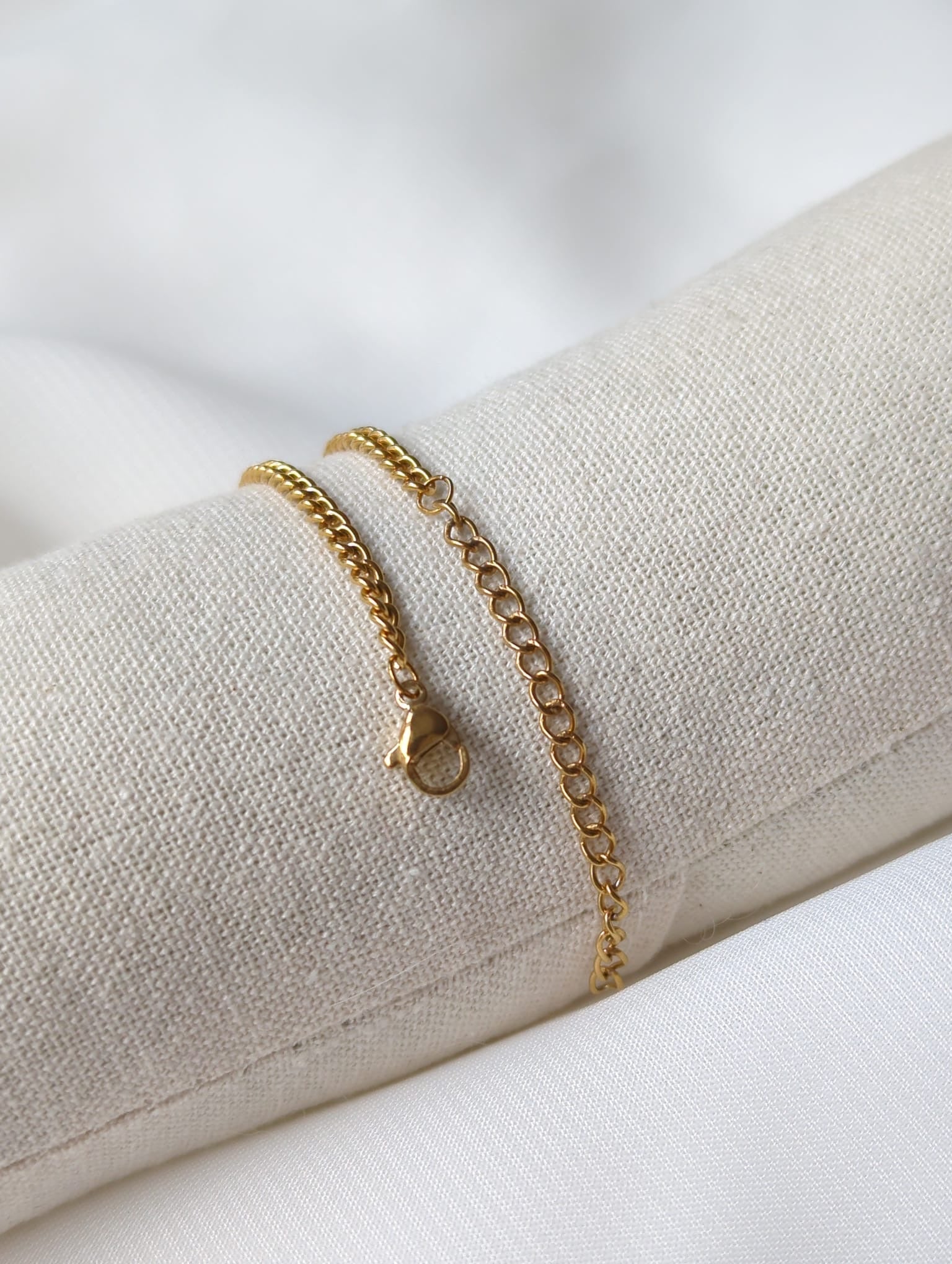 Bracelet doré en acier inoxydable avec breloques bleues et perle d'eau douce