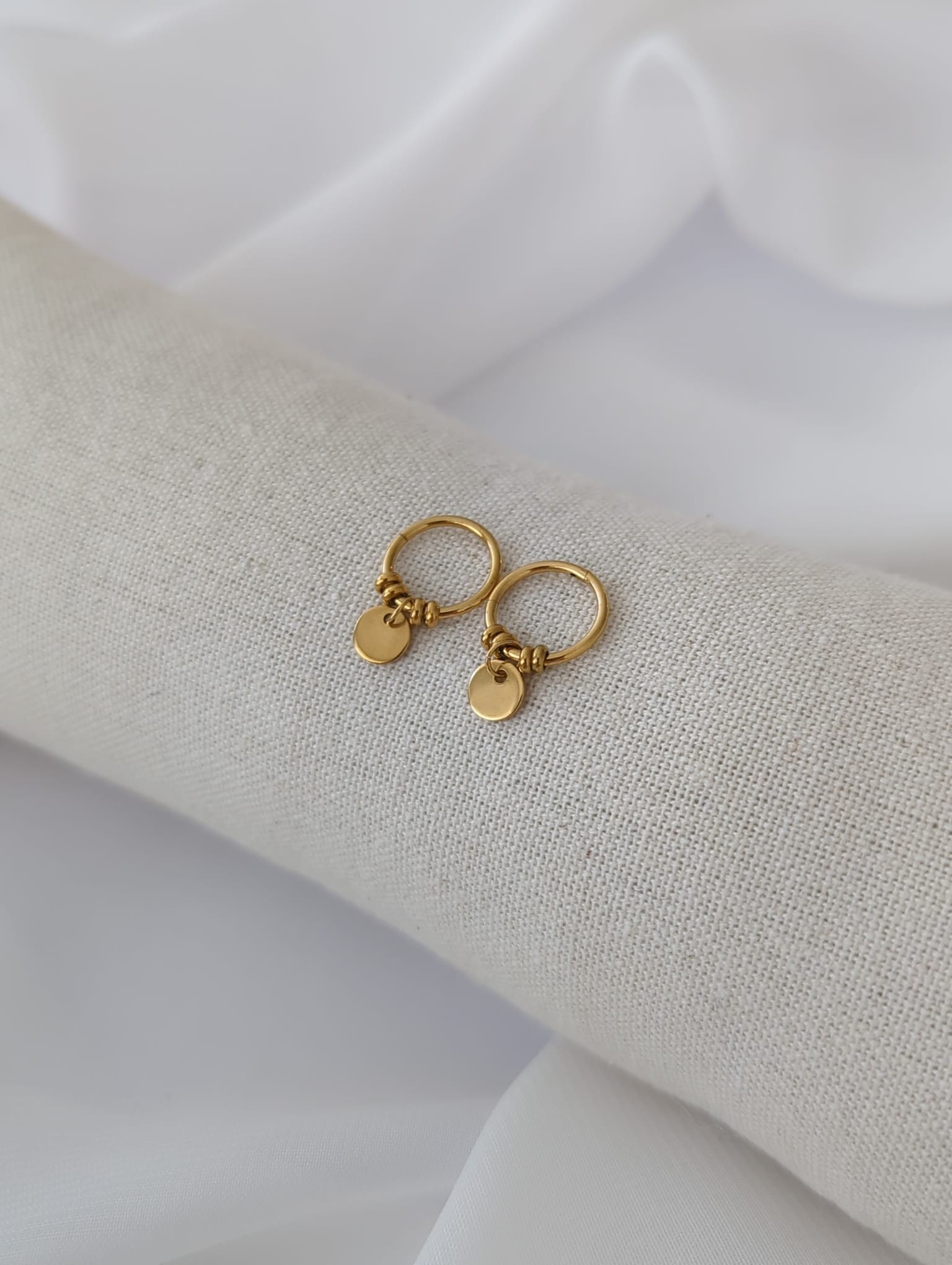 Boucles d'oreilles dorées en titane avec breloques rondes lisses ou à motifs