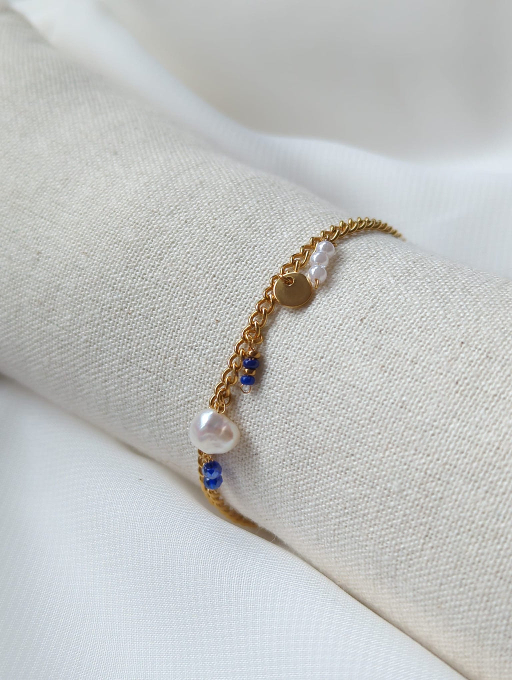 Bracelet doré en acier inoxydable avec breloques bleues et perle d'eau douce