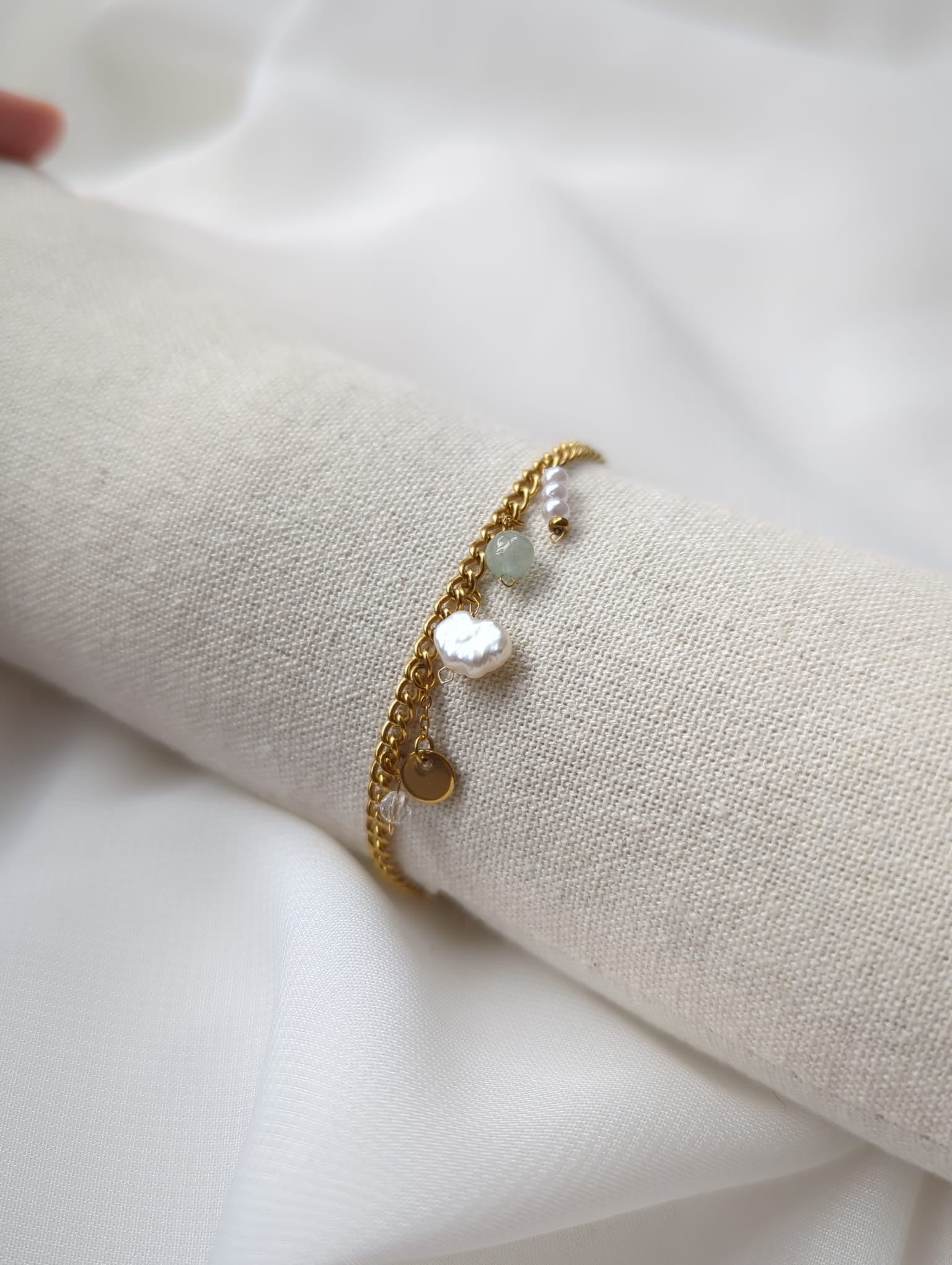 Bracelet doré en acier inoxydable avec breloques et perle d'eau douce