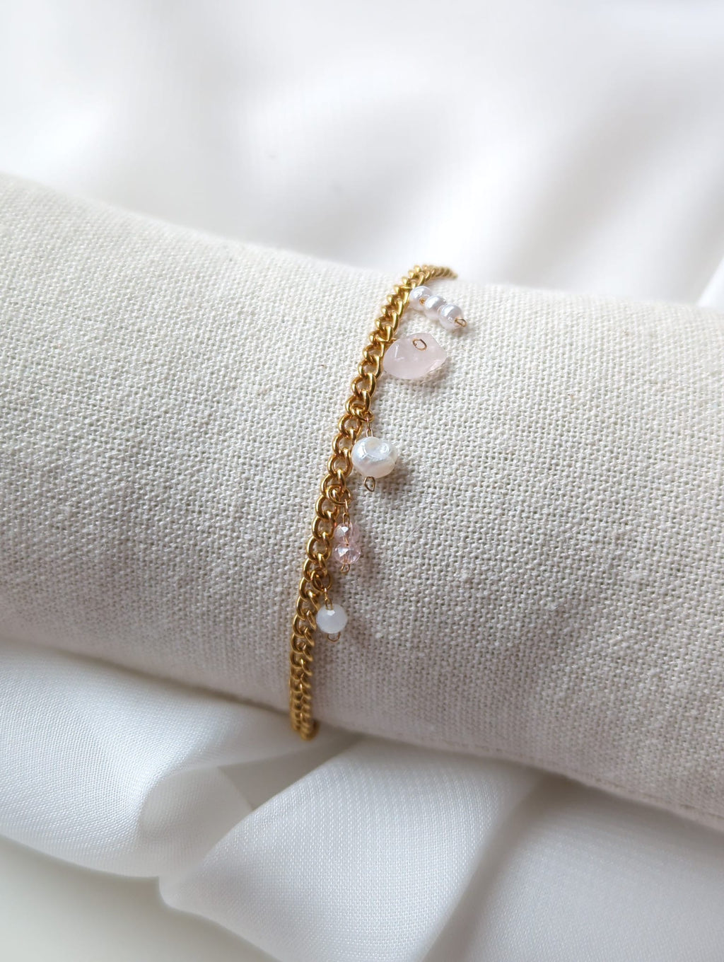 Bracelet doré en acier inoxydable avec perle d'eau douce et une pierre de quartz rose