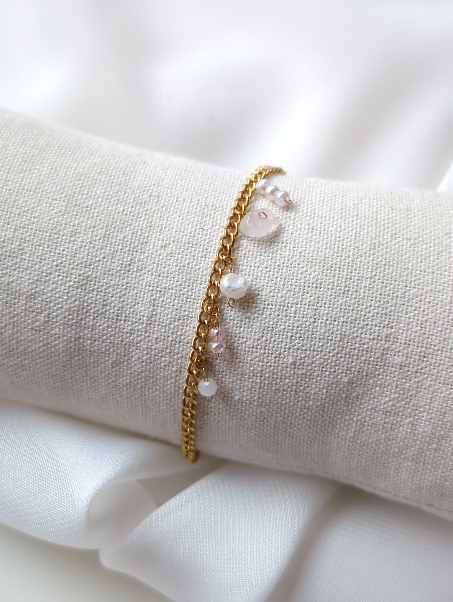 Bracelet doré en acier inoxydable avec perle d'eau douce et une pierre de quartz rose