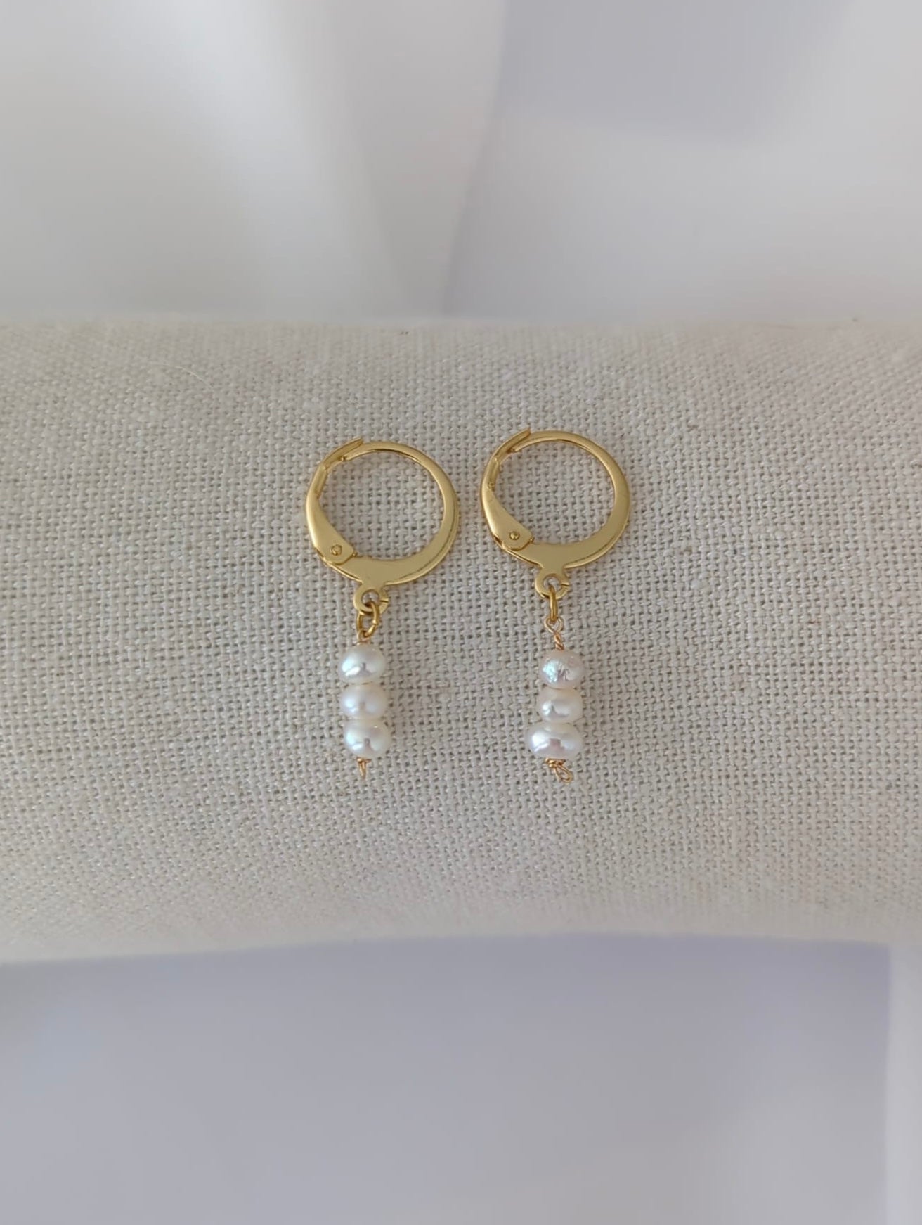 Boucles d'oreilles en acier inoxydable avec des petites perles d'eau douce