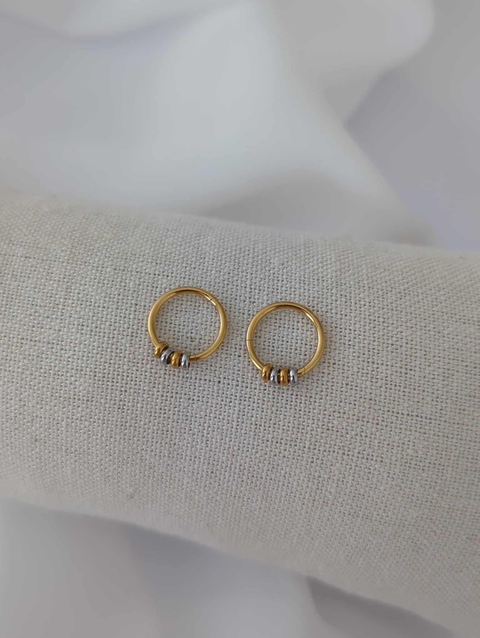 Boucles d'oreilles dorées en titane avec des perles dorées et argentées