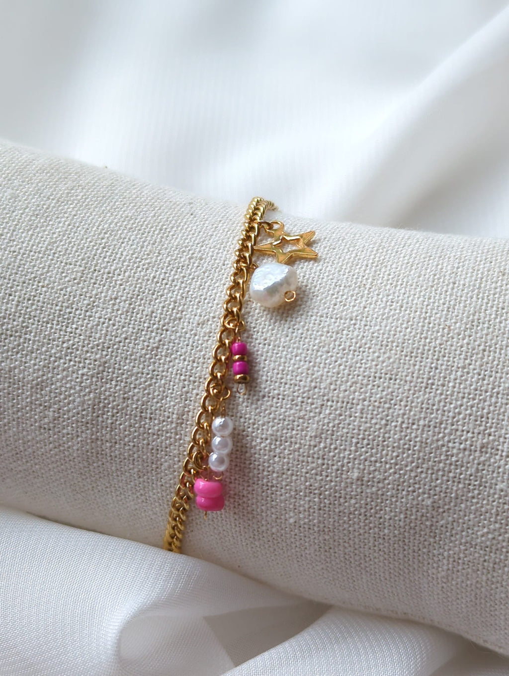 Bracelet doré en acier inoxydable avec breloques rose fuchsia et perle d'eau douce