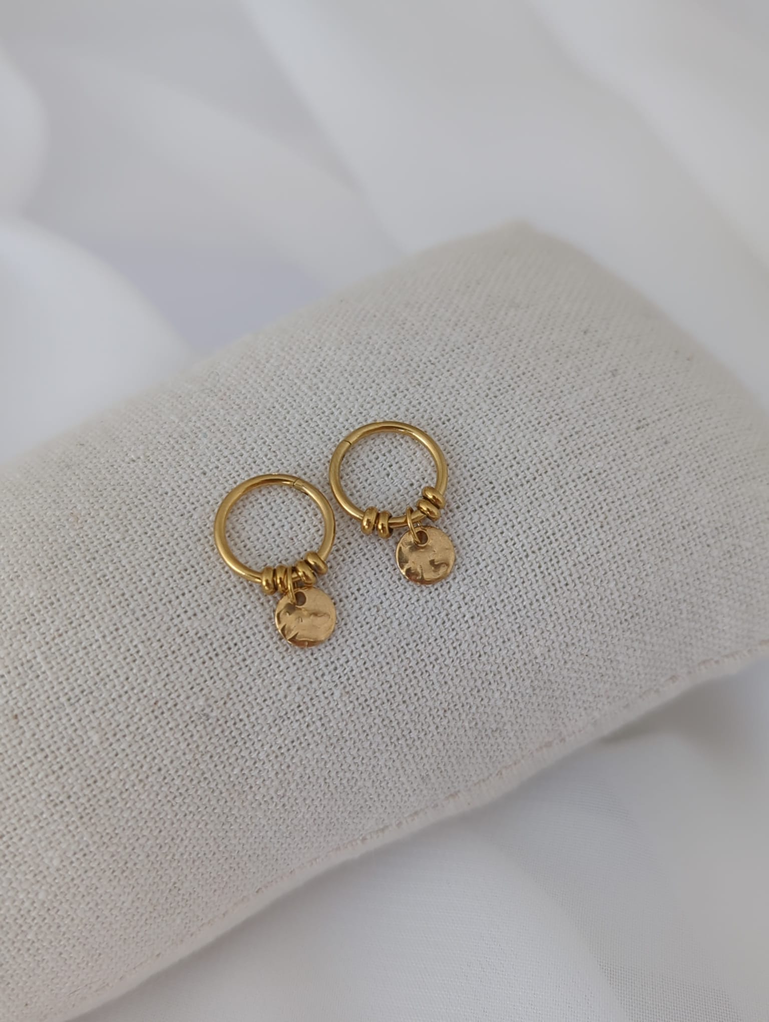 Boucles d'oreilles dorées en titane avec breloques rondes lisses ou à motifs