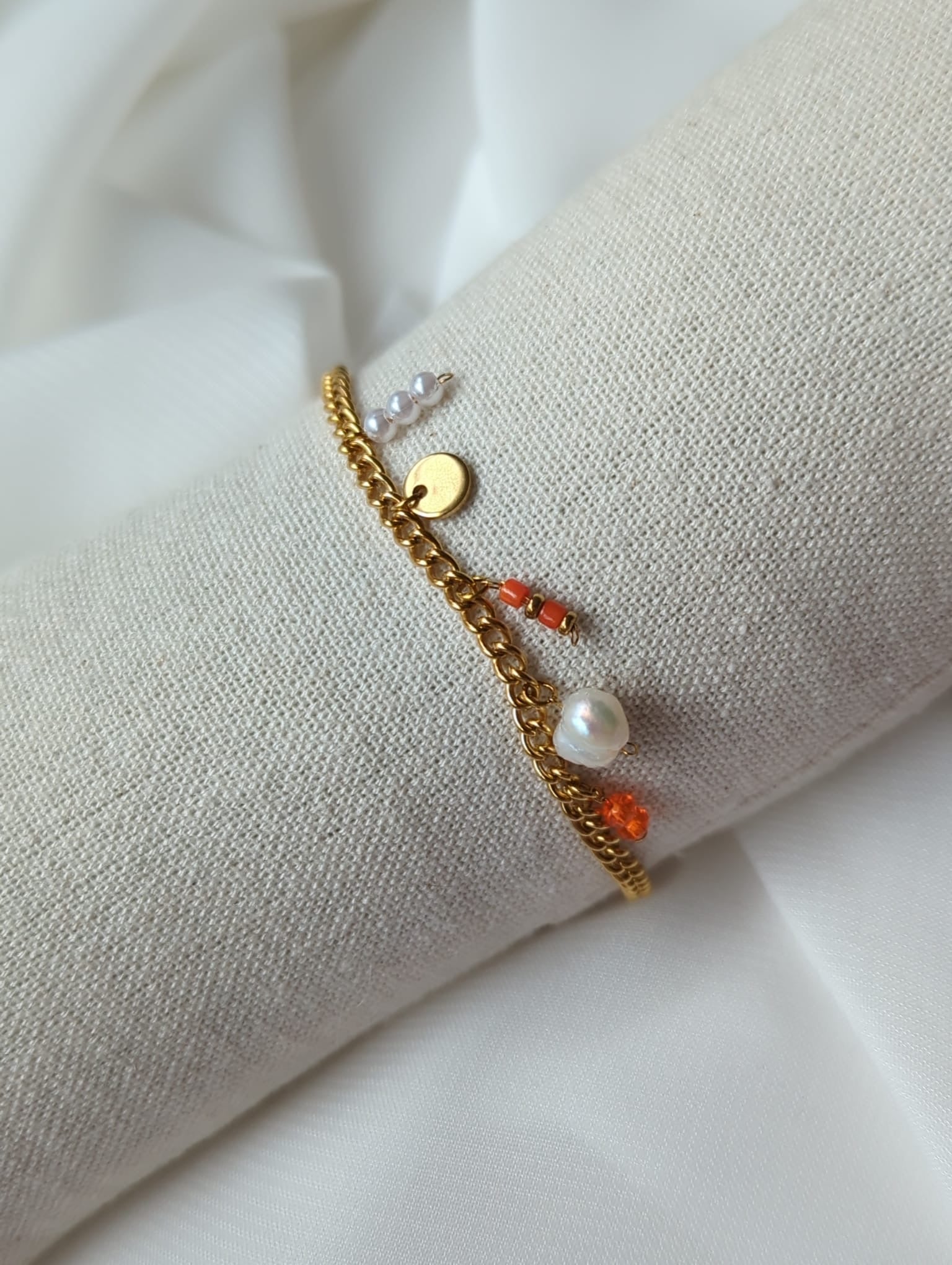 Bracelet doré en acier inoxydable avec breloques orange et perle d'eau douce