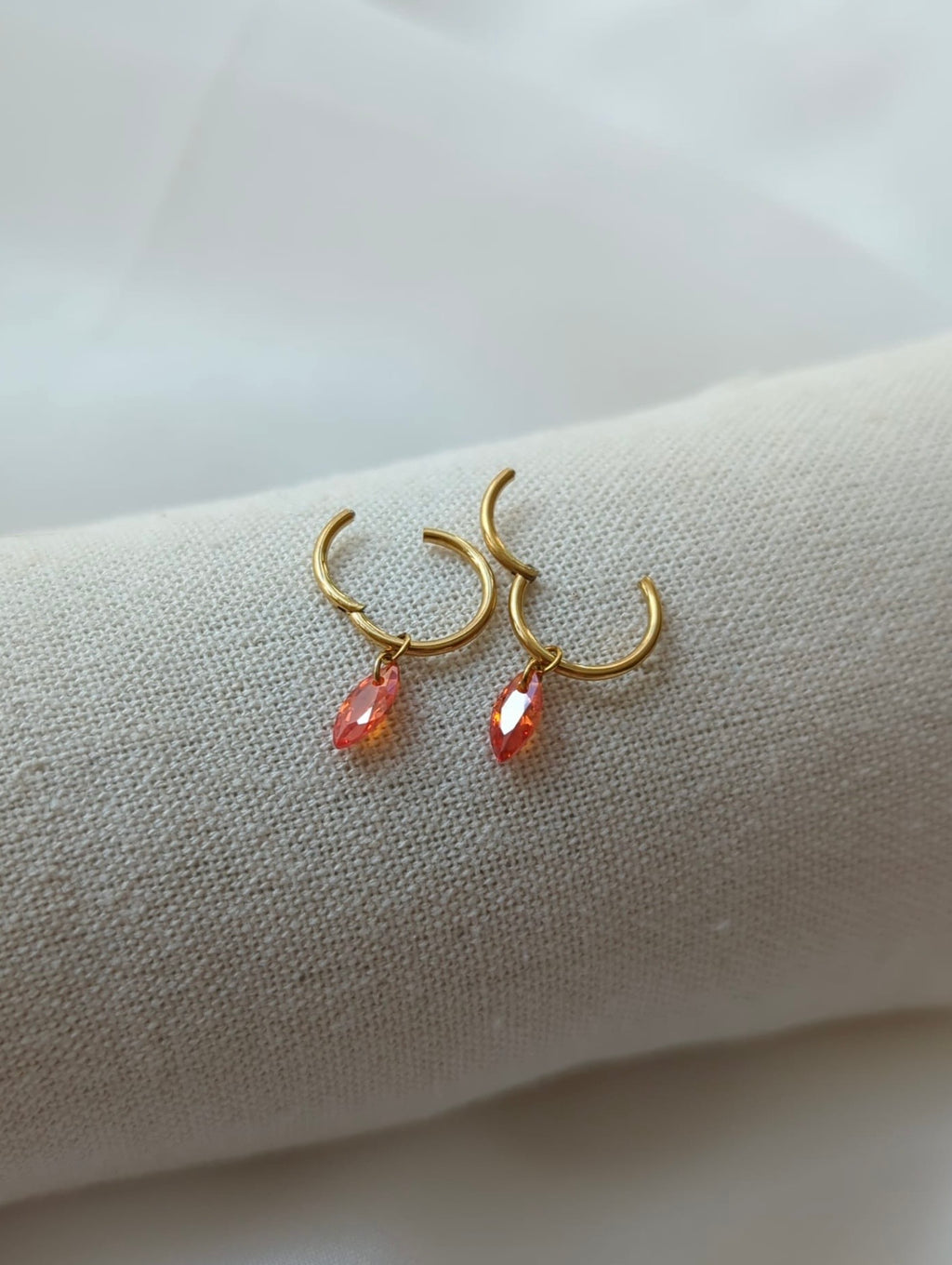 Boucles d'oreilles en titane avec des zircons oranges taille Marquise – 10mm