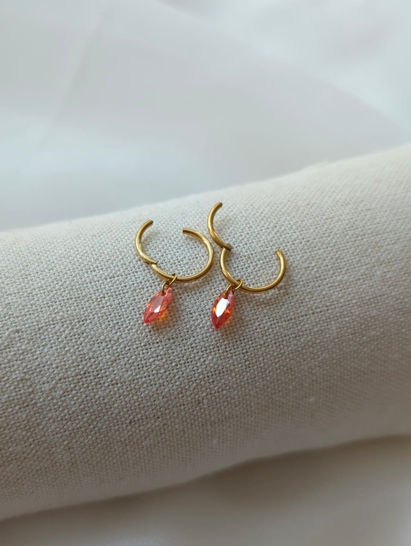 Boucles d'oreilles en titane avec des zircons oranges taille Marquise – 10mm