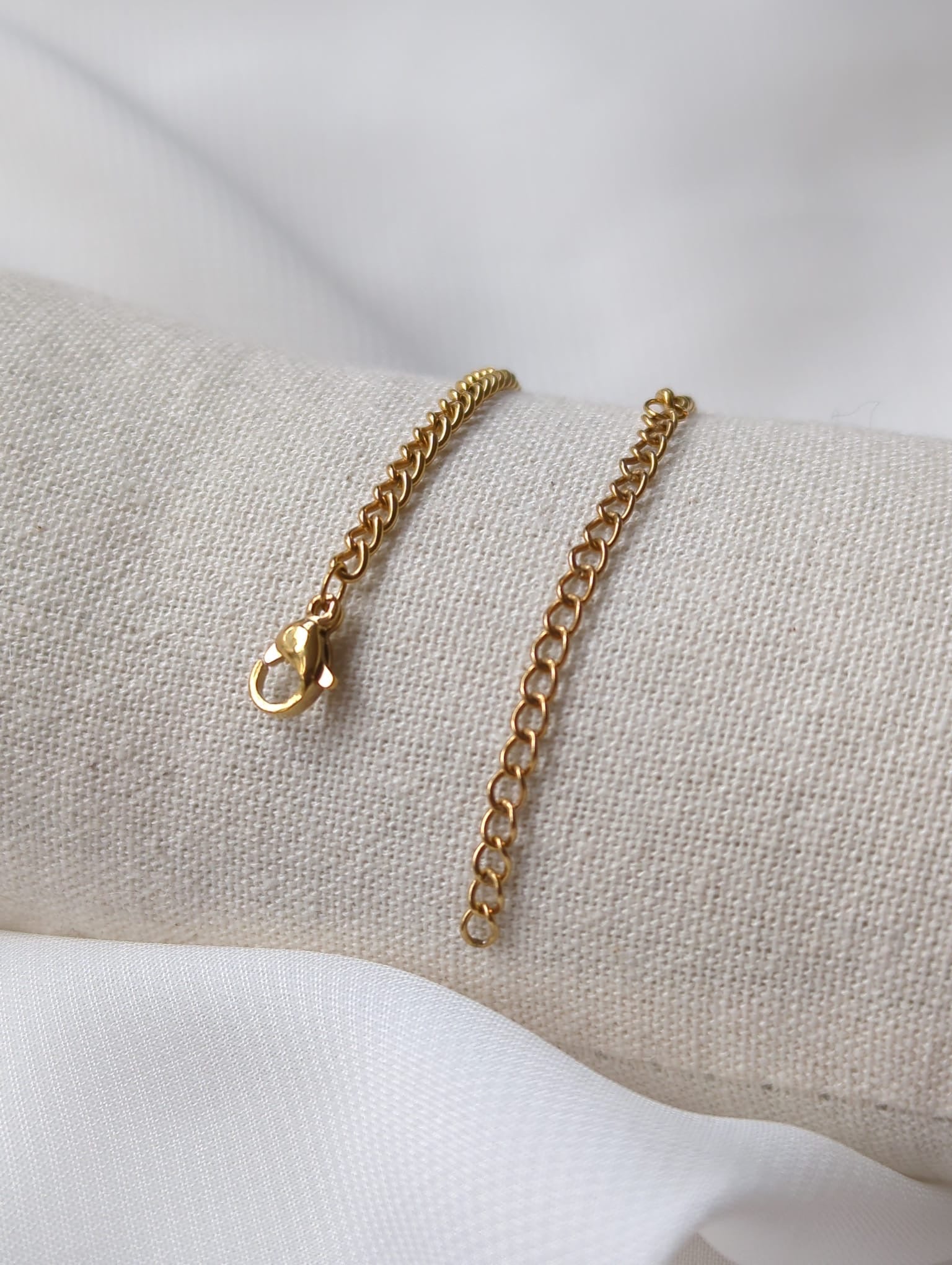Bracelet doré en acier inoxydable avec breloques bleues clair et perle d’eau douce