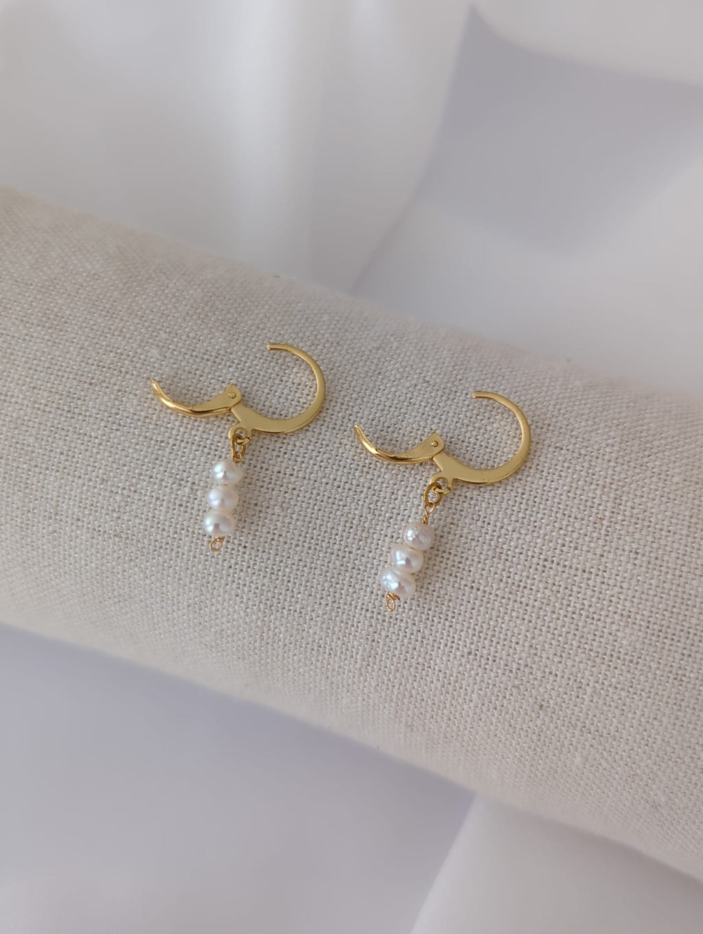 Boucles d'oreilles en acier inoxydable avec des petites perles d'eau douce