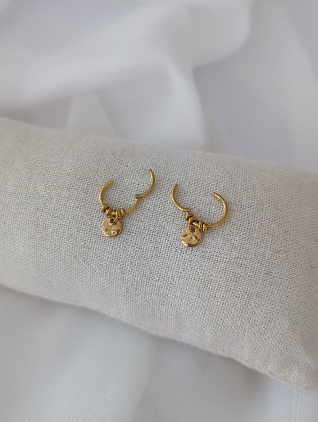 Boucles d'oreilles dorées en titane avec breloques rondes lisses ou à motifs