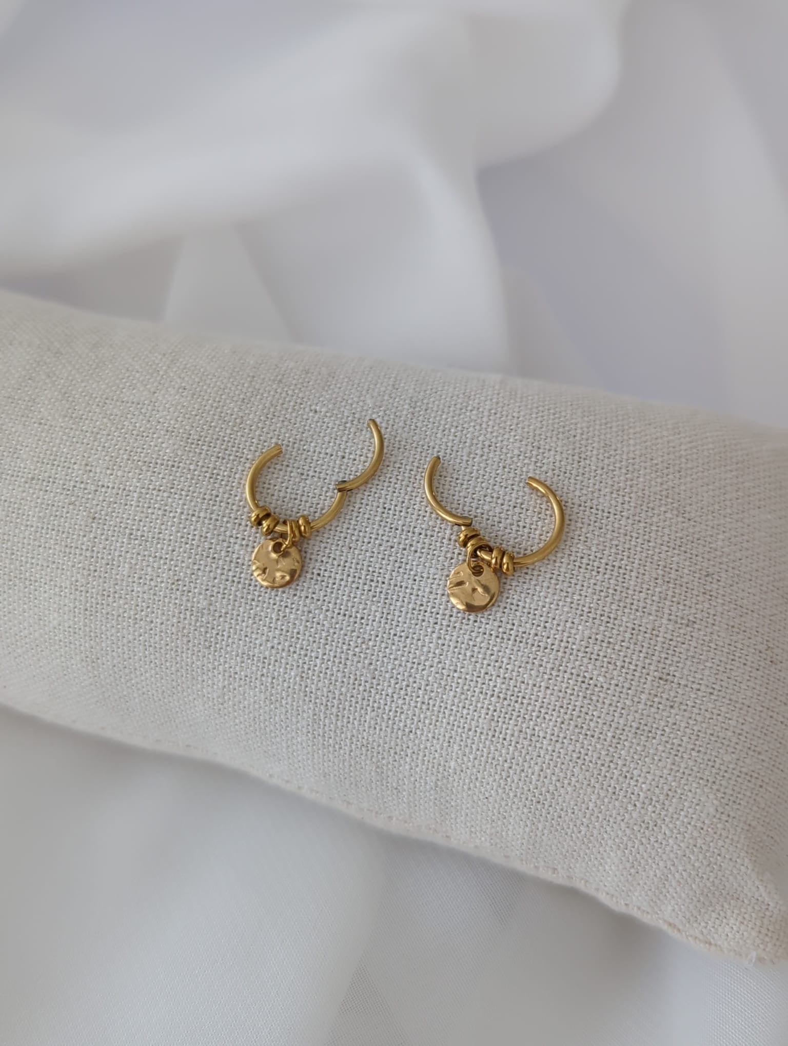 Boucles d'oreilles dorées en titane avec breloques rondes lisses ou à motifs