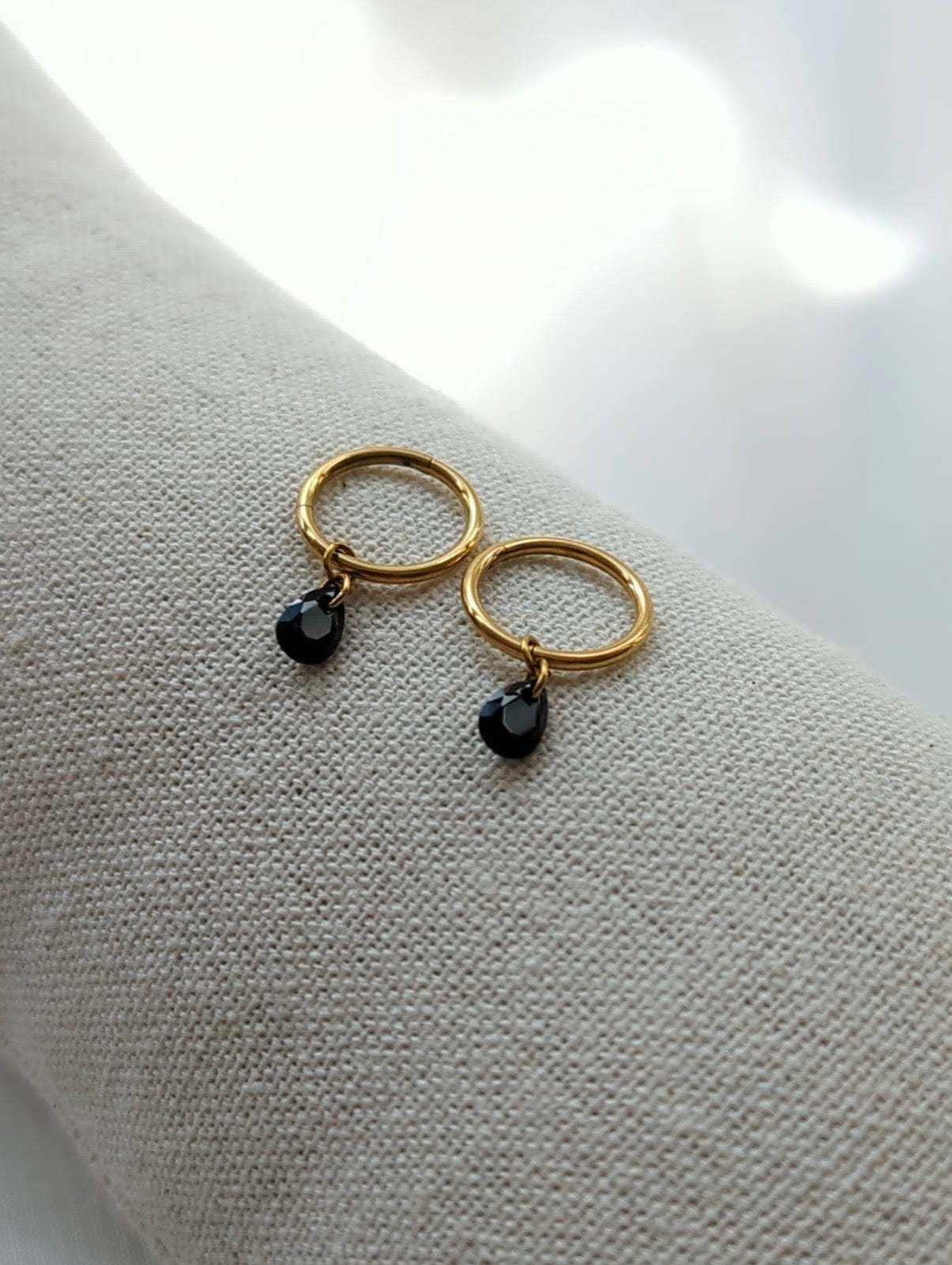 Boucles d'oreilles en titane avec des zircons – 10 mm