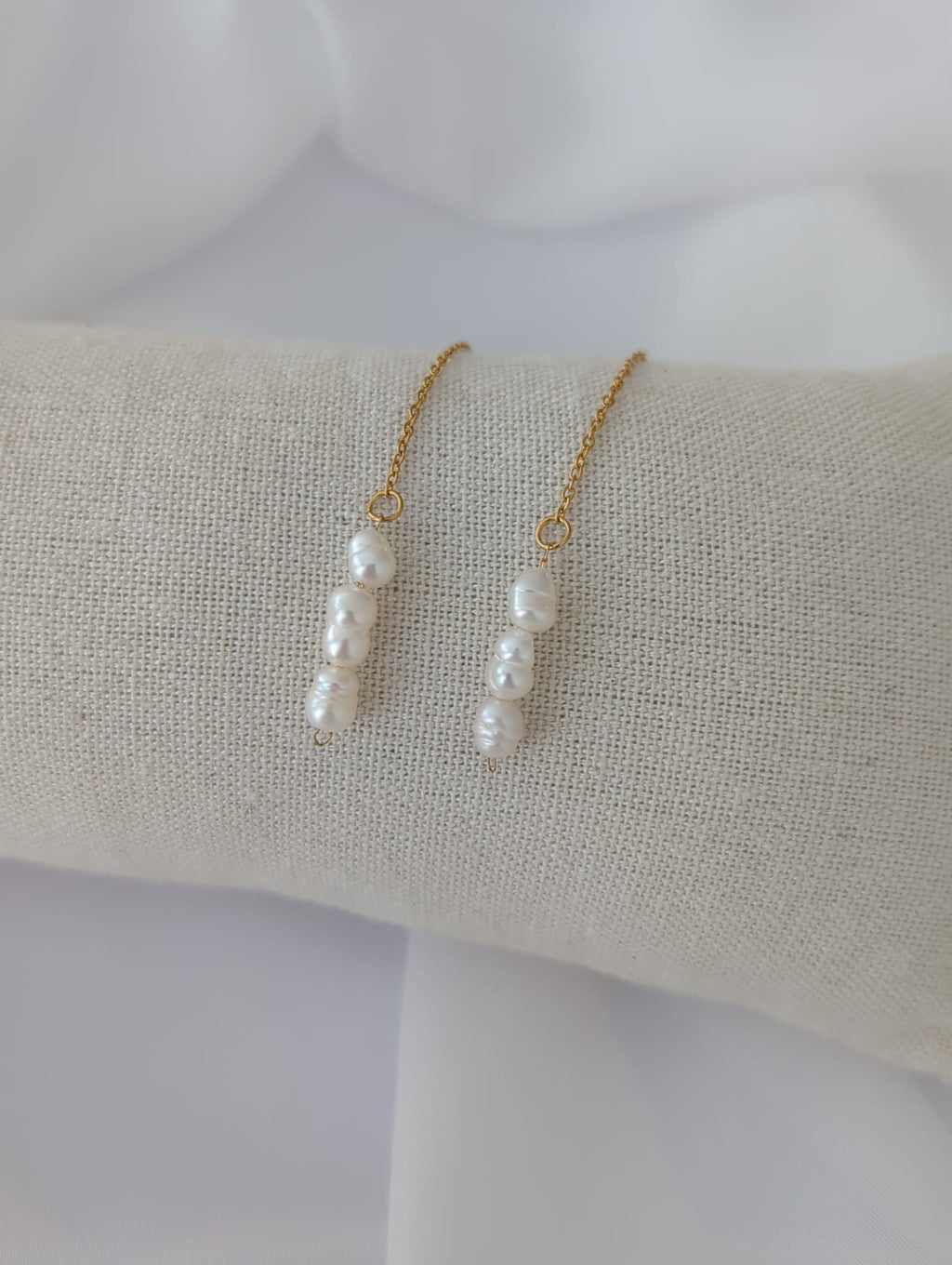 Boucles d'oreilles dorées longues en acier inoxydable avec des perles d'eau douce de 7 mm