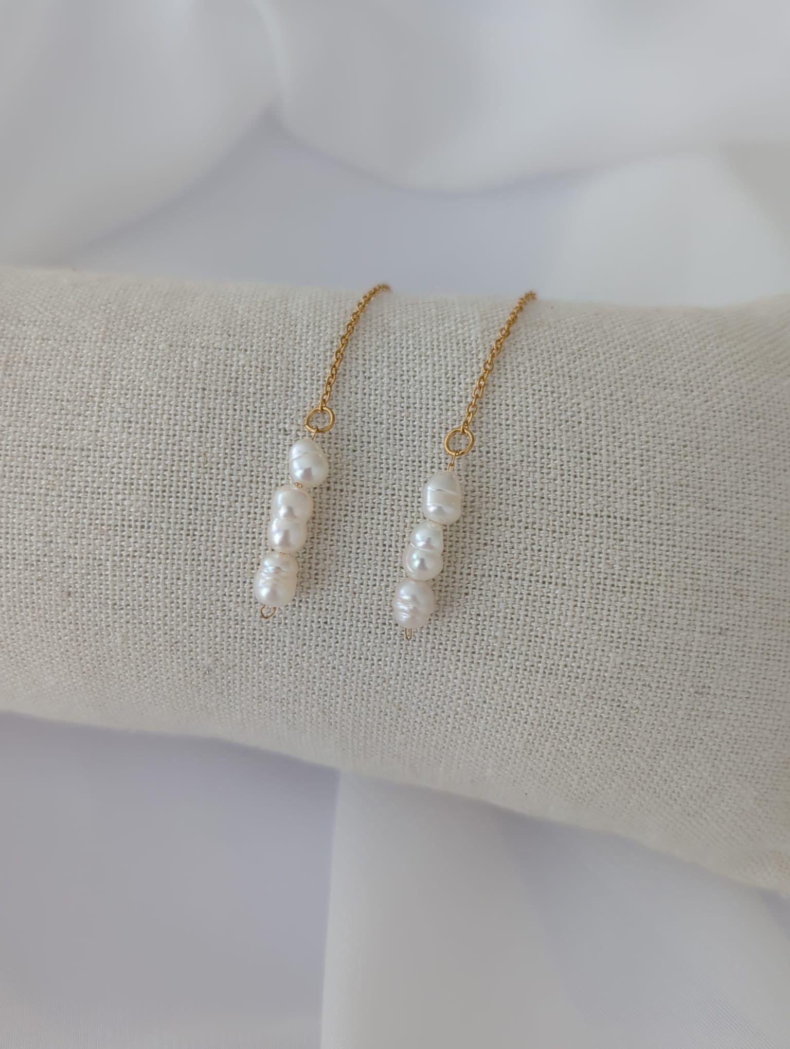 Boucles d'oreilles dorées longues en acier inoxydable avec des perles d'eau douce de 7 mm