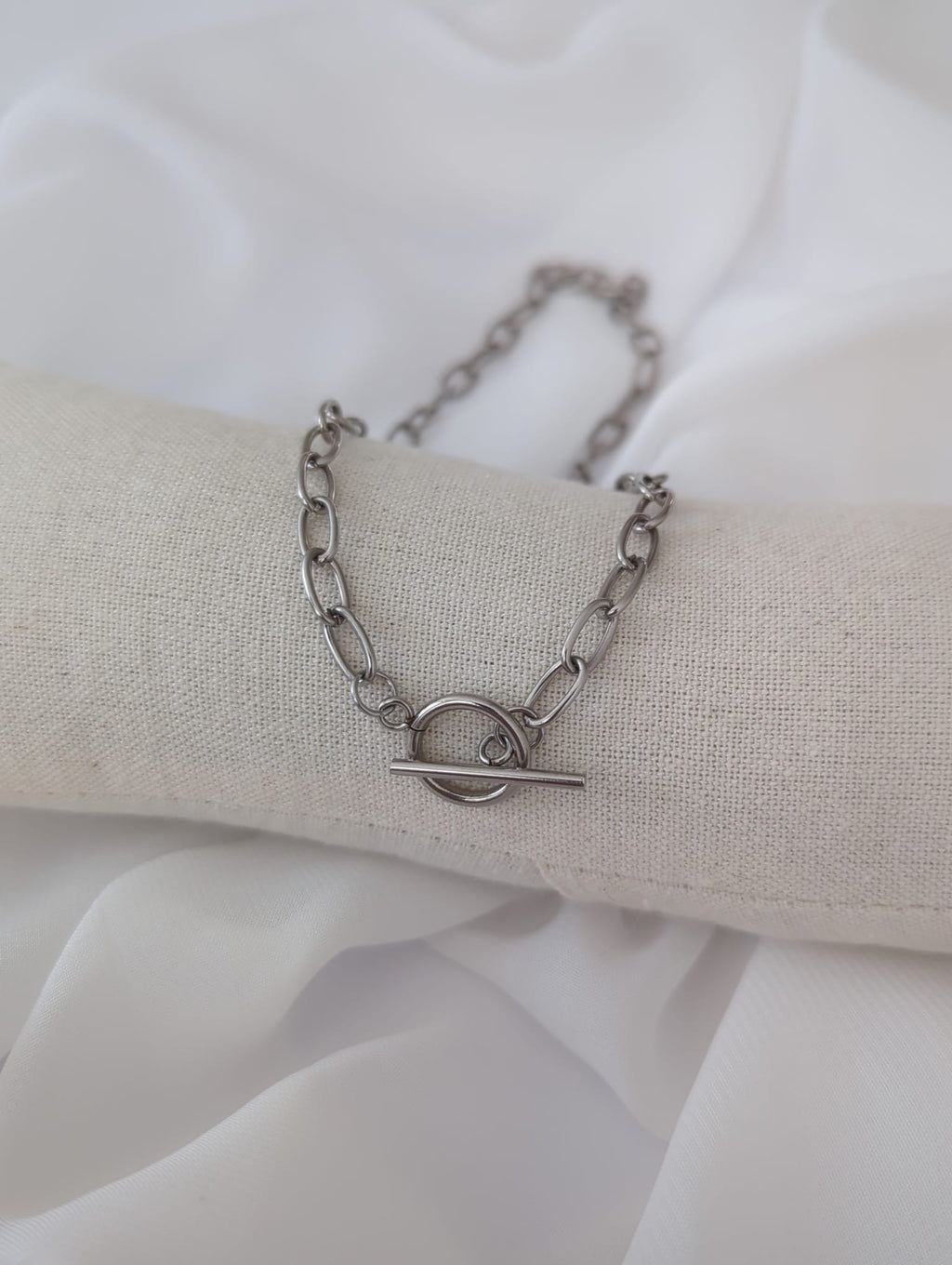 Collier en acier inoxydable argenté avec un fermoir en T