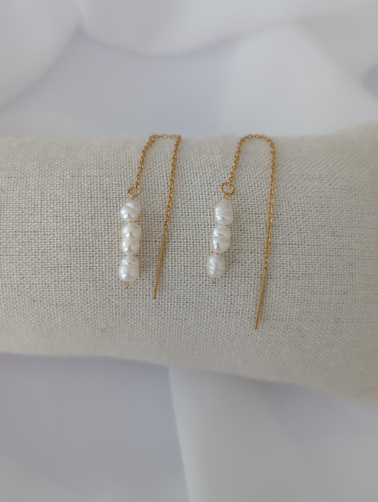Boucles d'oreilles dorées longues en acier inoxydable avec des perles d'eau douce de 7 mm