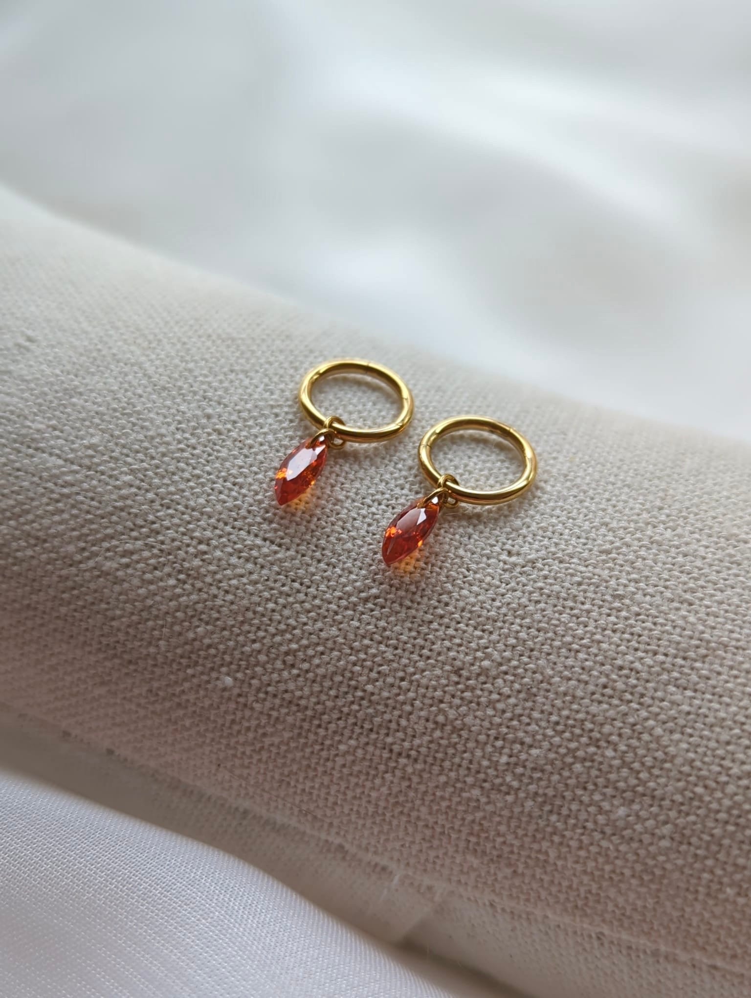 Boucles d'oreilles en titane avec des zircons oranges taille Marquise – 8 mm