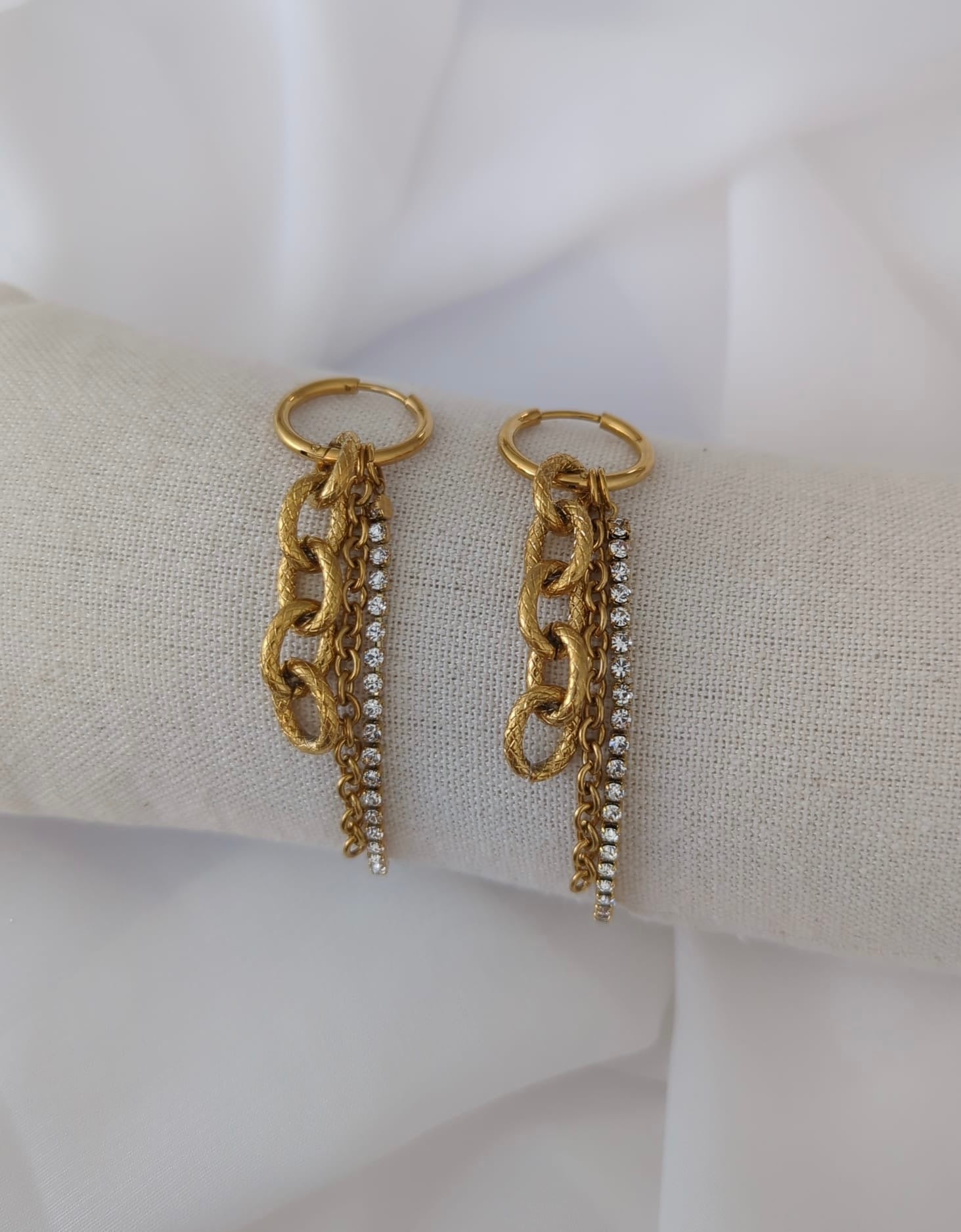 Boucles d'oreilles dorées en acier inoxydable avec des chaînes dorées en acier et une chaîne strass en acier