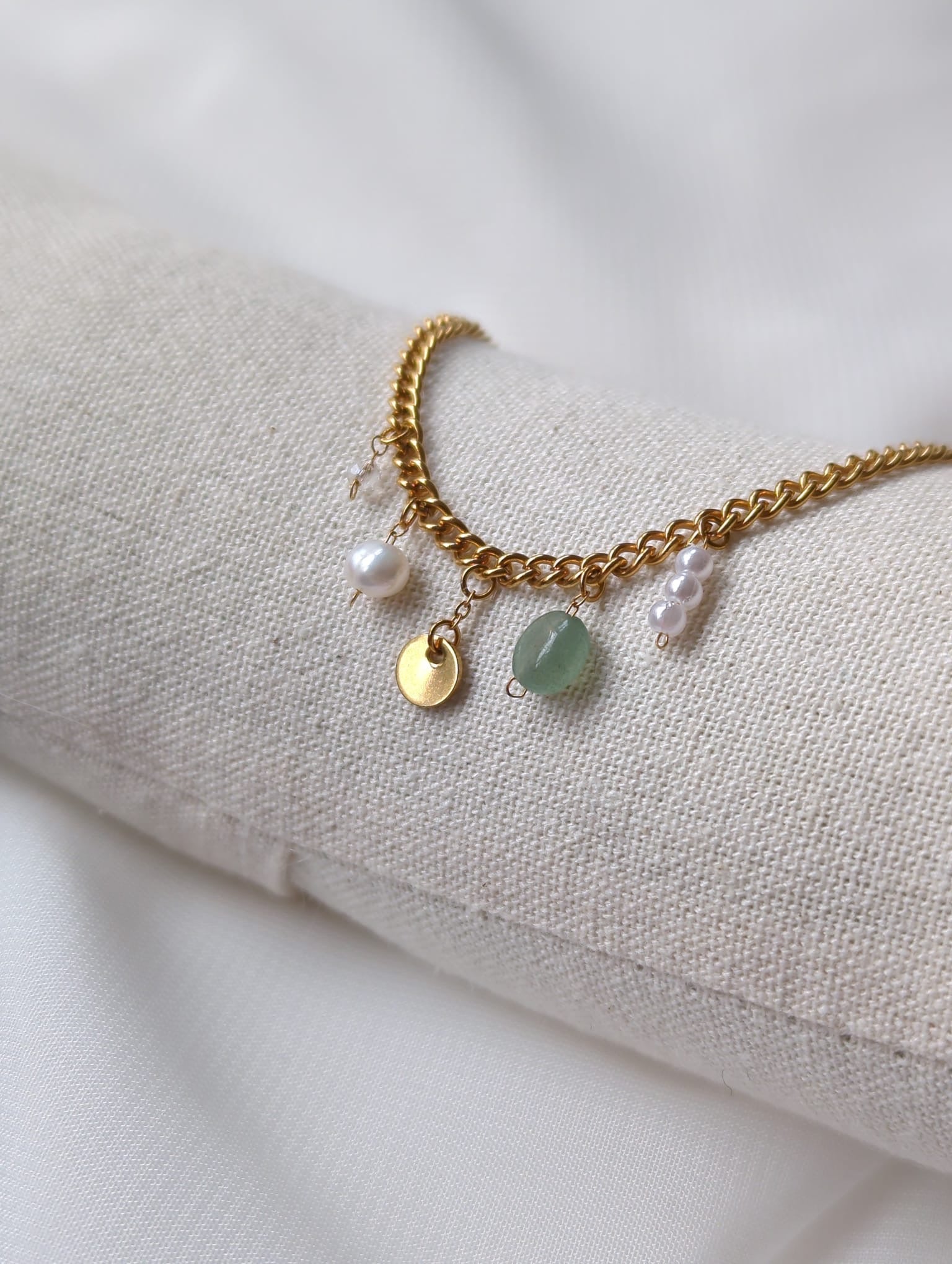 Bracelet doré en acier inoxydable avec perle d'eau douce, pierre aventurine et breloques