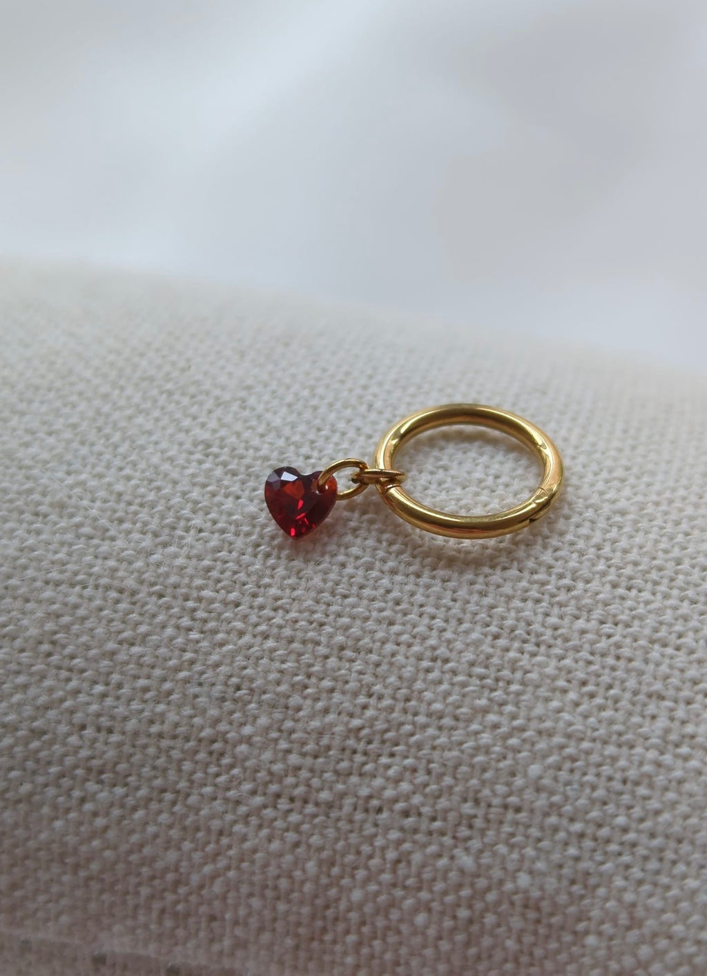 Boucles d'oreilles en titane avec des zircons rouges en forme de cœur – 8 mm