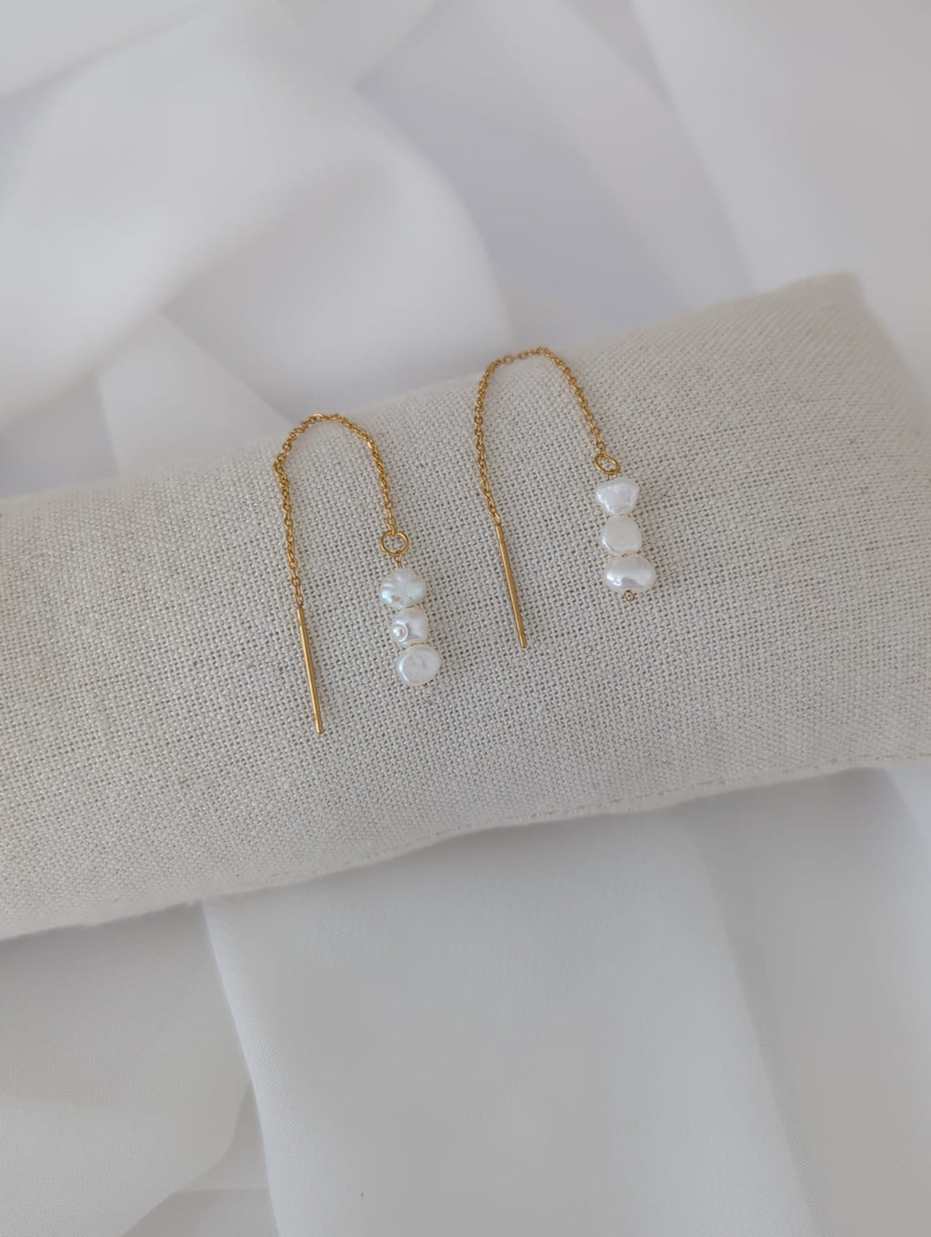 Boucles d'oreilles dorées longues en acier inoxydable avec des perles d'eau douce de 5 mm
