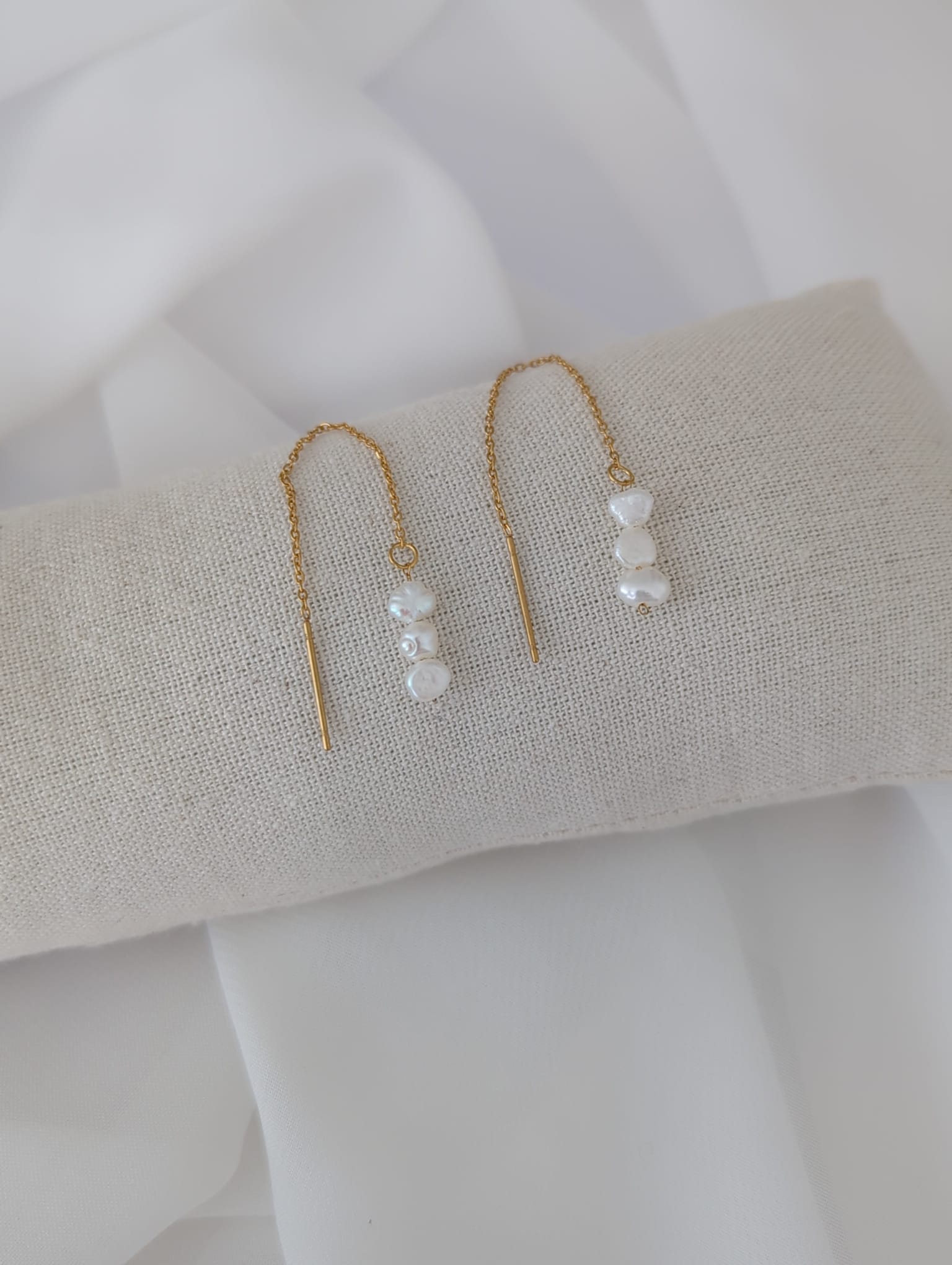 Boucles d'oreilles dorées longues en acier inoxydable avec des perles d'eau douce de 5 mm