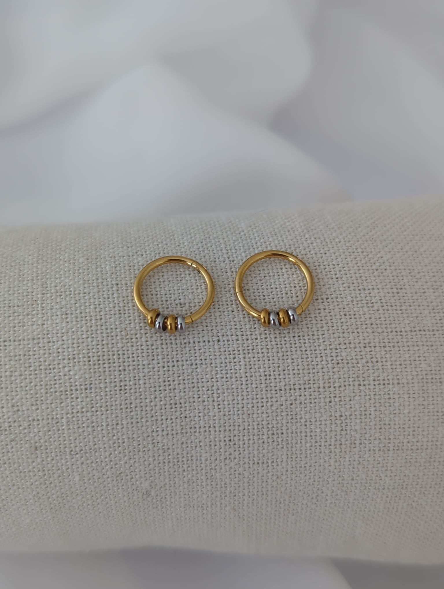 Boucles d'oreilles dorées en titane avec des perles dorées et argentées