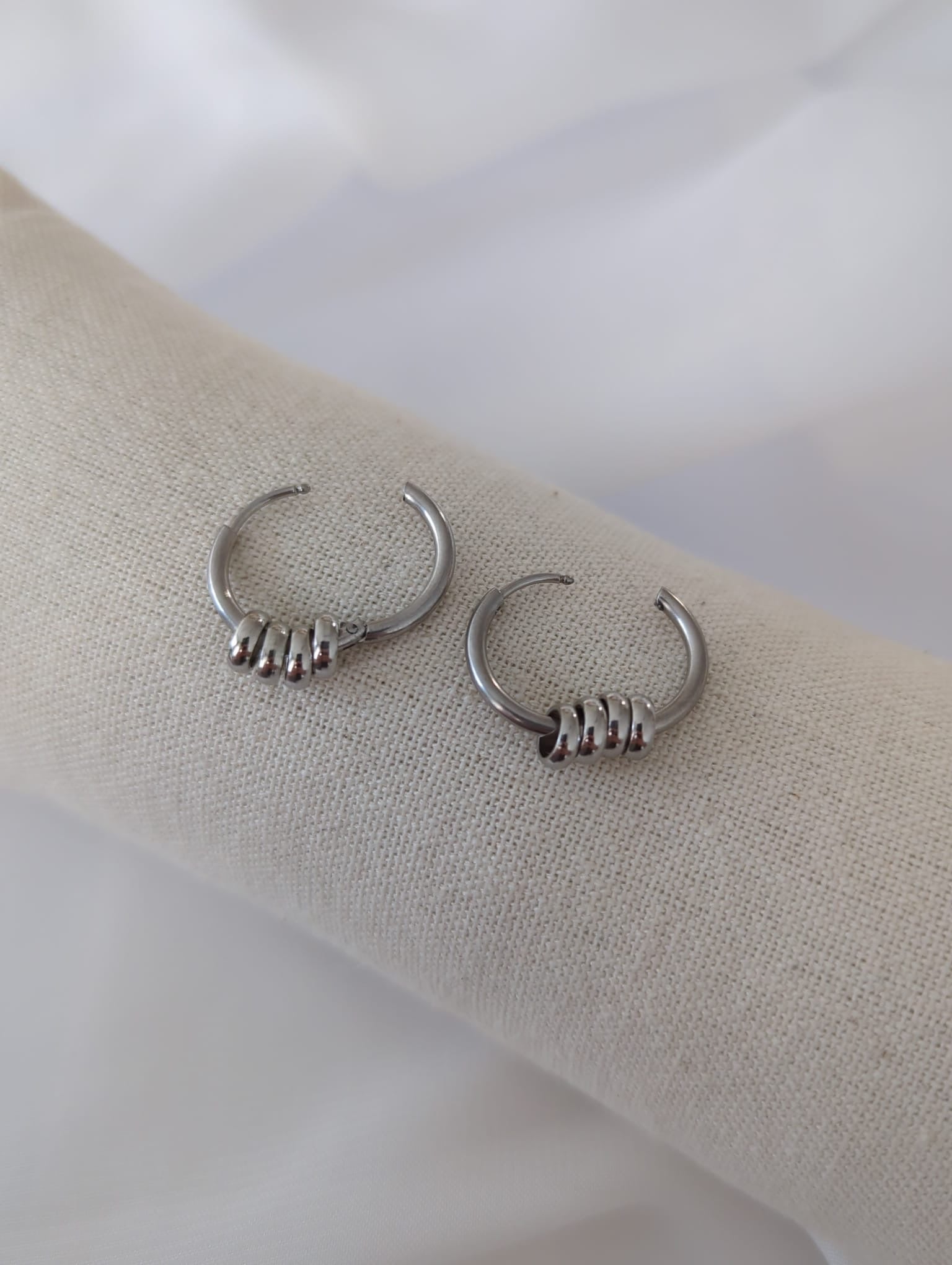 Boucles d'oreilles en acier inoxydable avec breloques anneaux dorées ou argentées - 14 mm