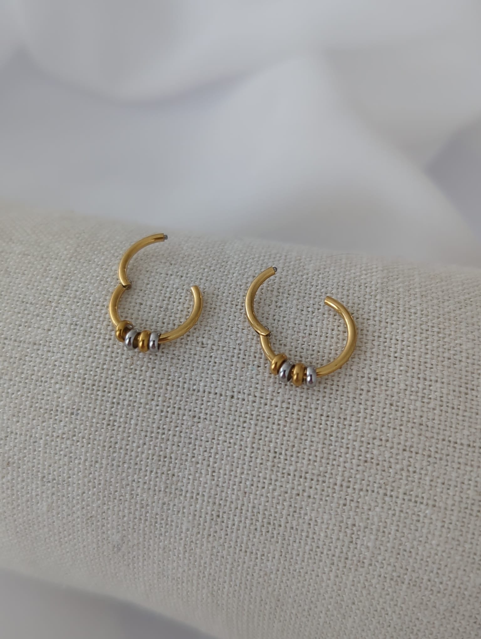 Boucles d'oreilles dorées en titane avec des perles dorées et argentées