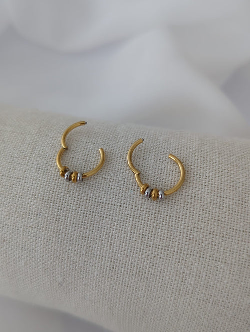 Boucles d'oreilles dorées en titane avec des perles dorées et argentées